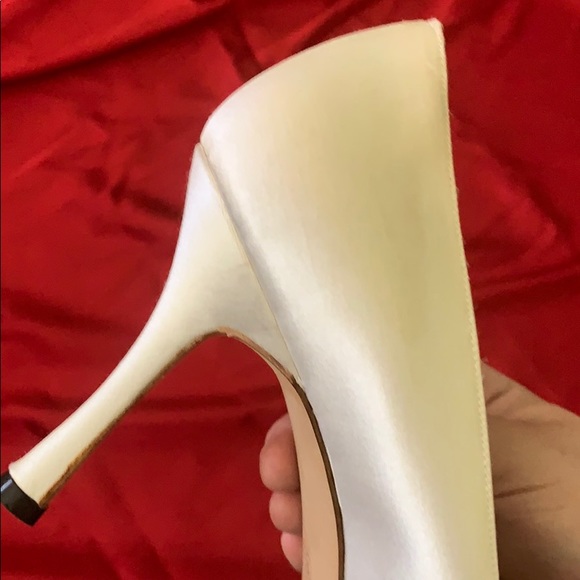 Manolo Blahnik white satin heel - Picture 8 of 8
